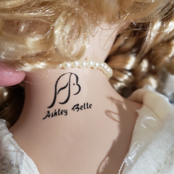 Ashley Belle "MEGAN" Fine Bisque 18" Porcelain Doll - New in Box - Picture 5 of 9